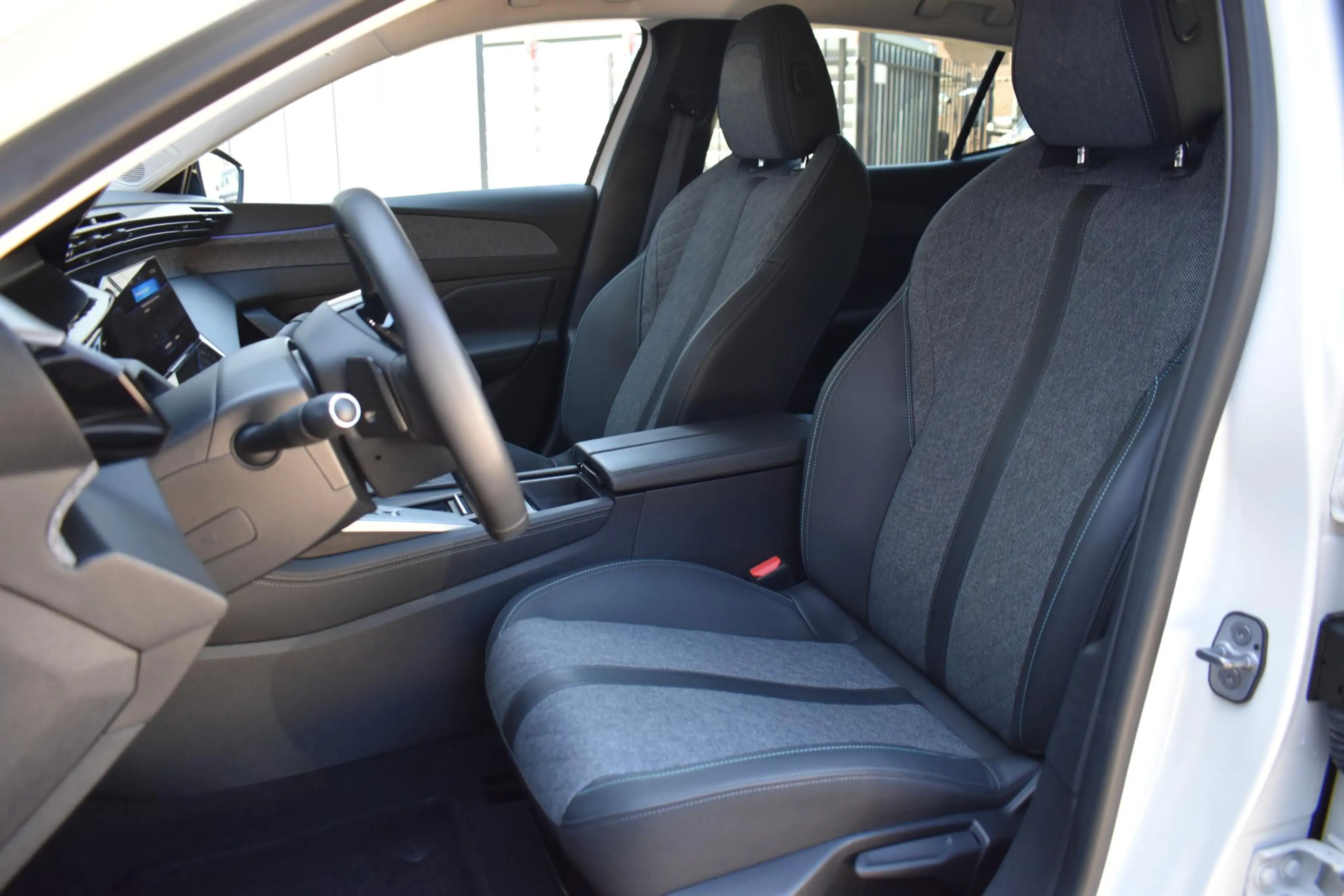 Peugeot 408 1.2 130pk ECC LMV LECD NAVI — photo 4