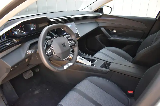 Peugeot 408 view 3