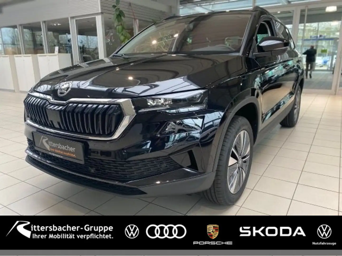 Skoda Karoq Tour 1,5 TSI 110 kW 7-Gang-DSG Verfügbar a Schwarz - 1