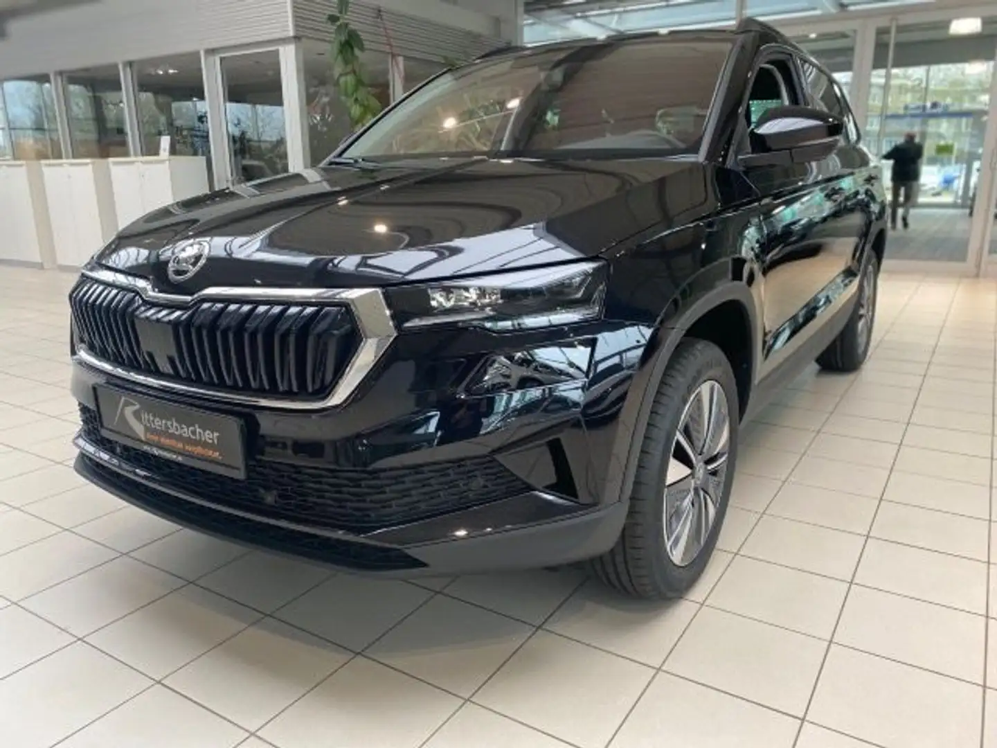 Skoda Karoq Tour 1,5 TSI 110 kW 7-Gang-DSG Verfügbar a Schwarz - 2