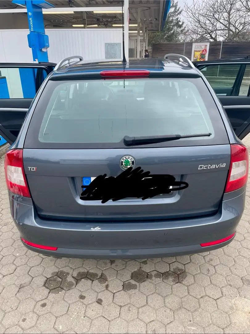 Skoda Octavia Combi 2.0 TDI DPF Ambiente - 2
