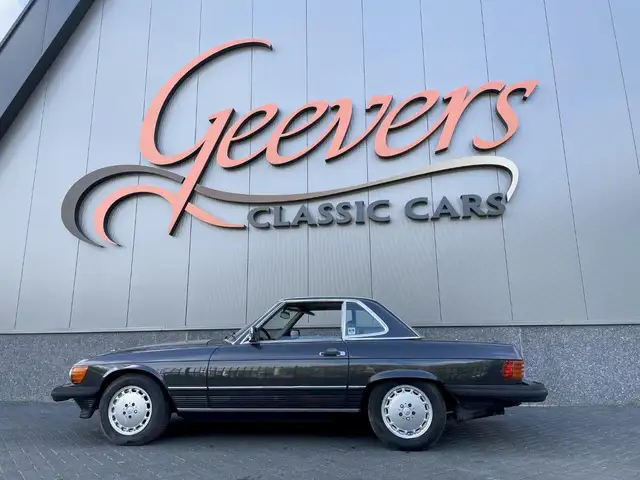 Mercedes-Benz SL 560 R107