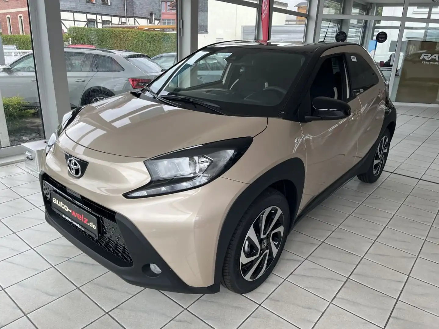 Toyota Aygo X Teamplayer Beige - 1