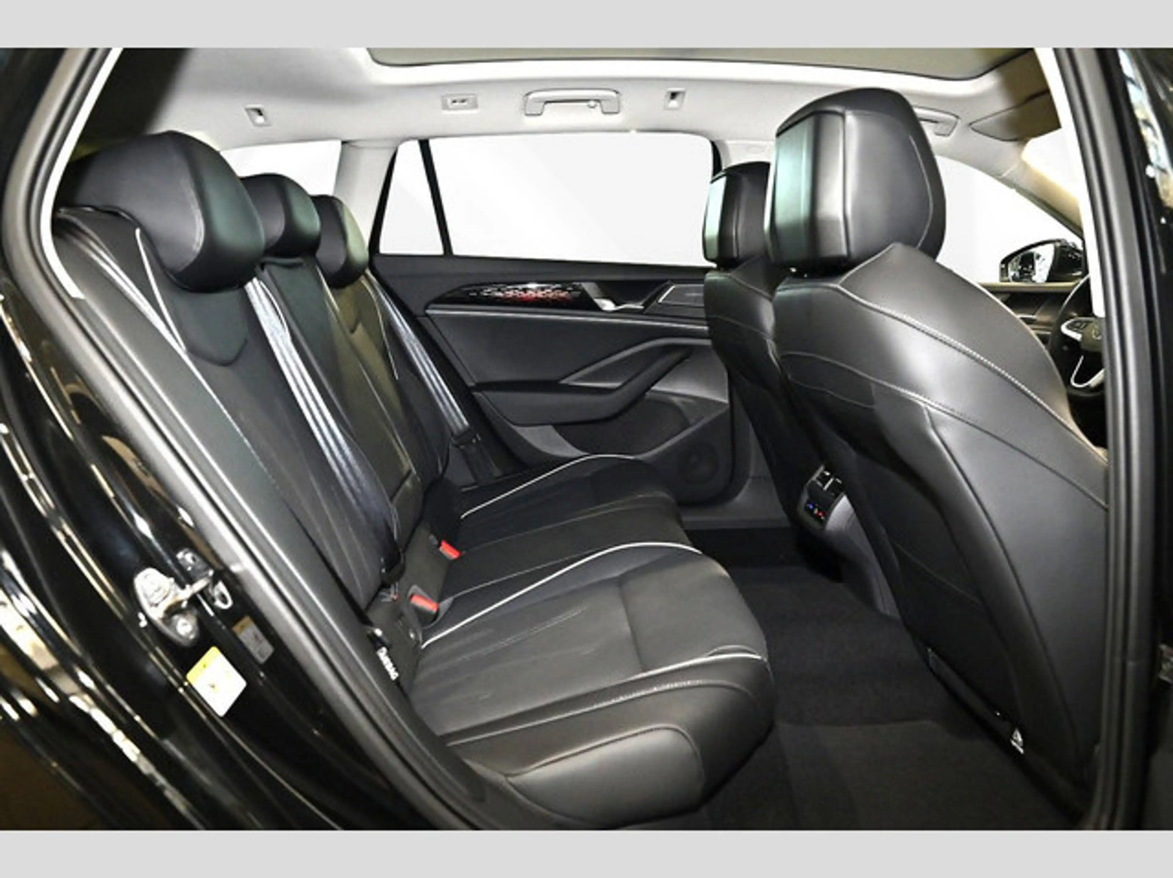 Volkswagen Passat Variant 1,5 l eHybrid DSG Elegance — photo 7
