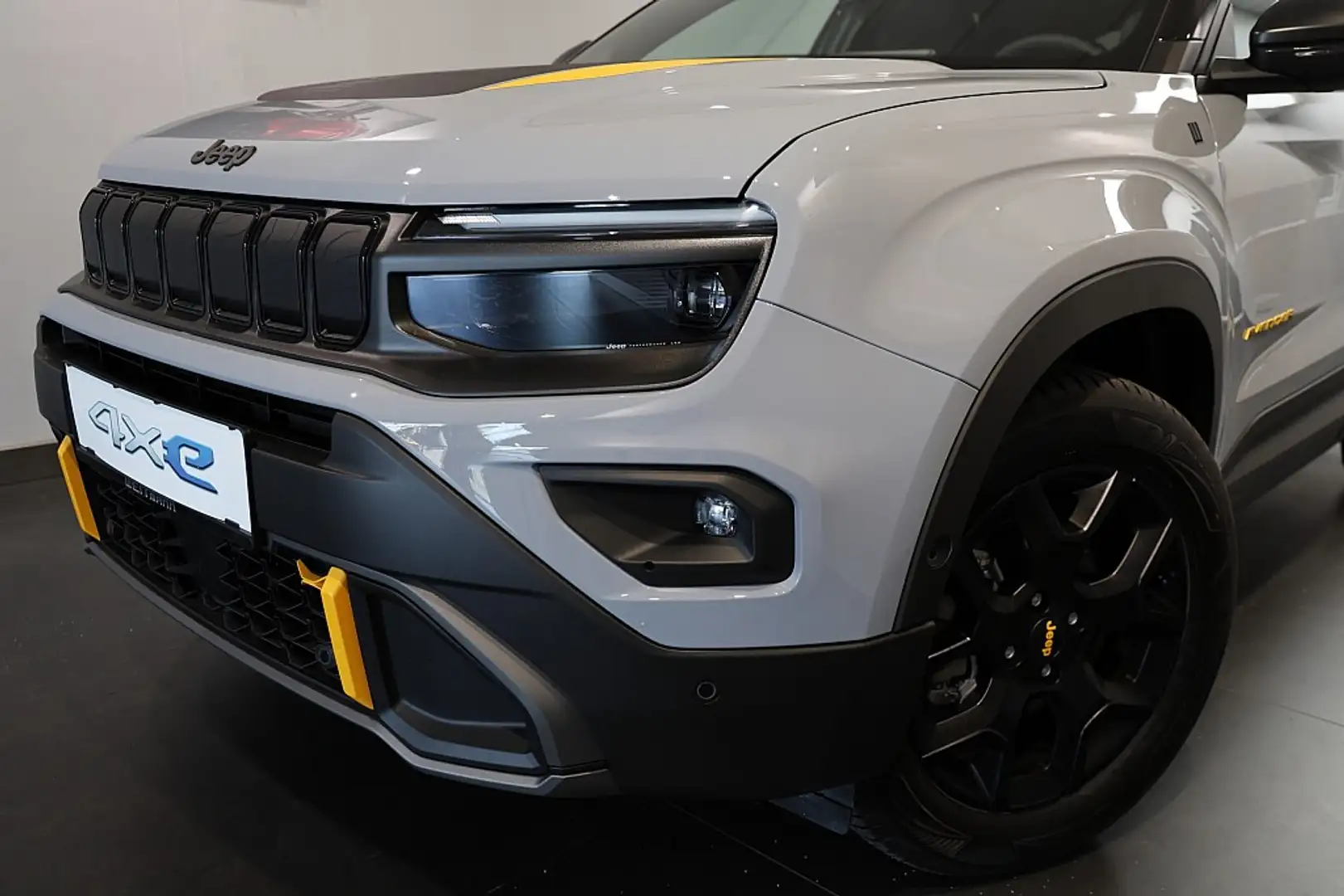 Jeep Avenger 1,2 e-Hybrid 4xe DCT6 THE NORTH FACE Grijs - 2