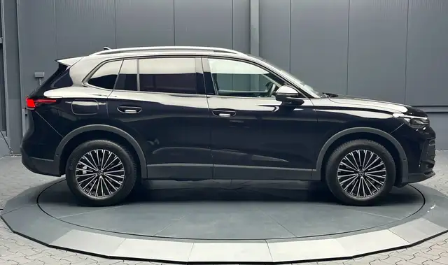 Volkswagen Tiguan view 6