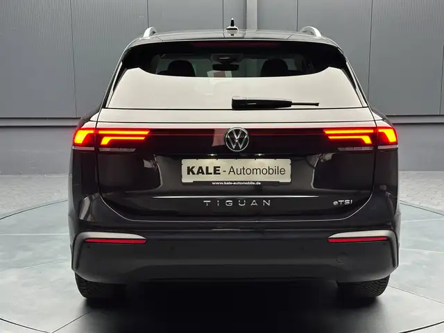 Volkswagen Tiguan view 4