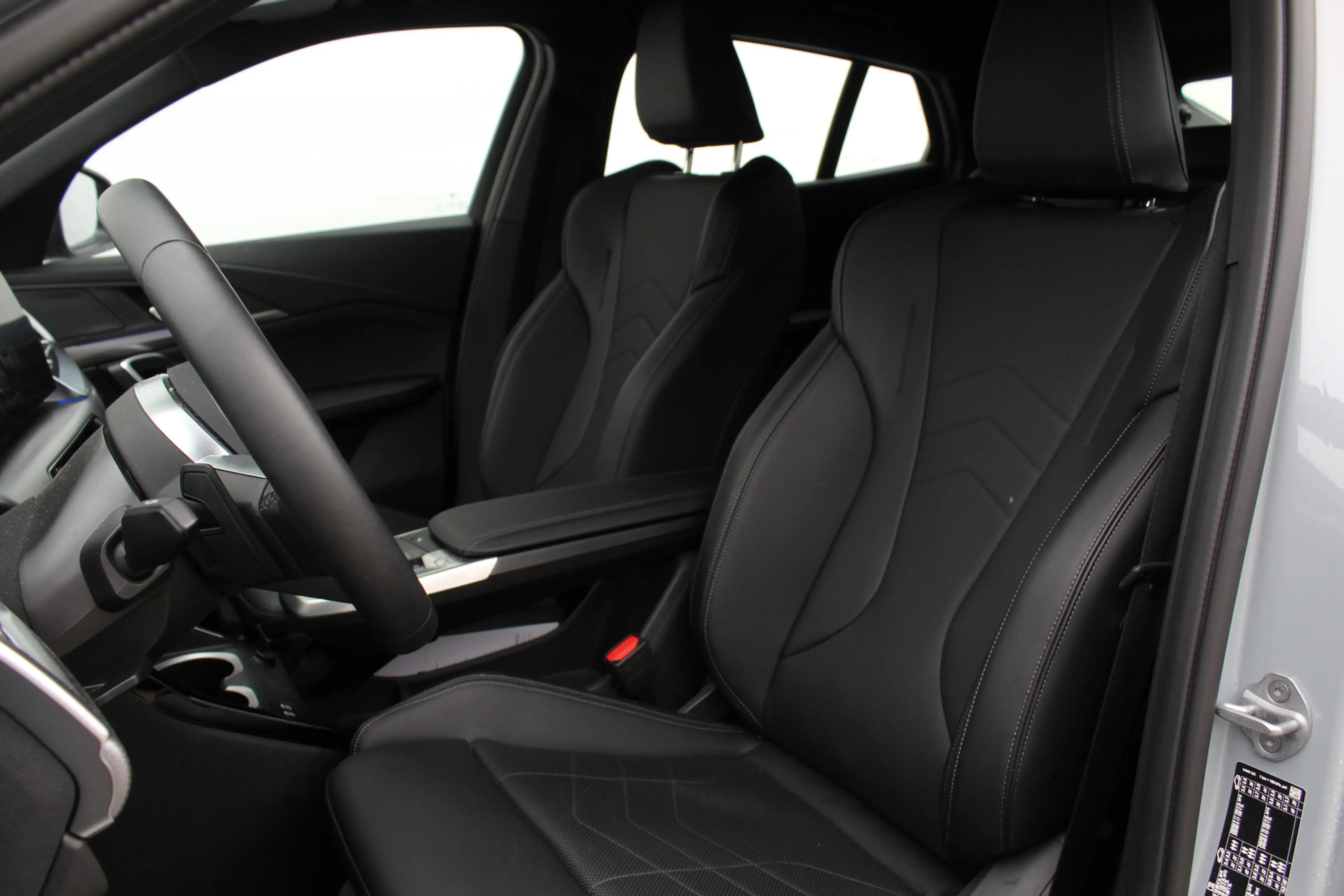 BMW iX2 eDrive20 M Sport / Sportstoelen / Achteruitrijcame — photo 8