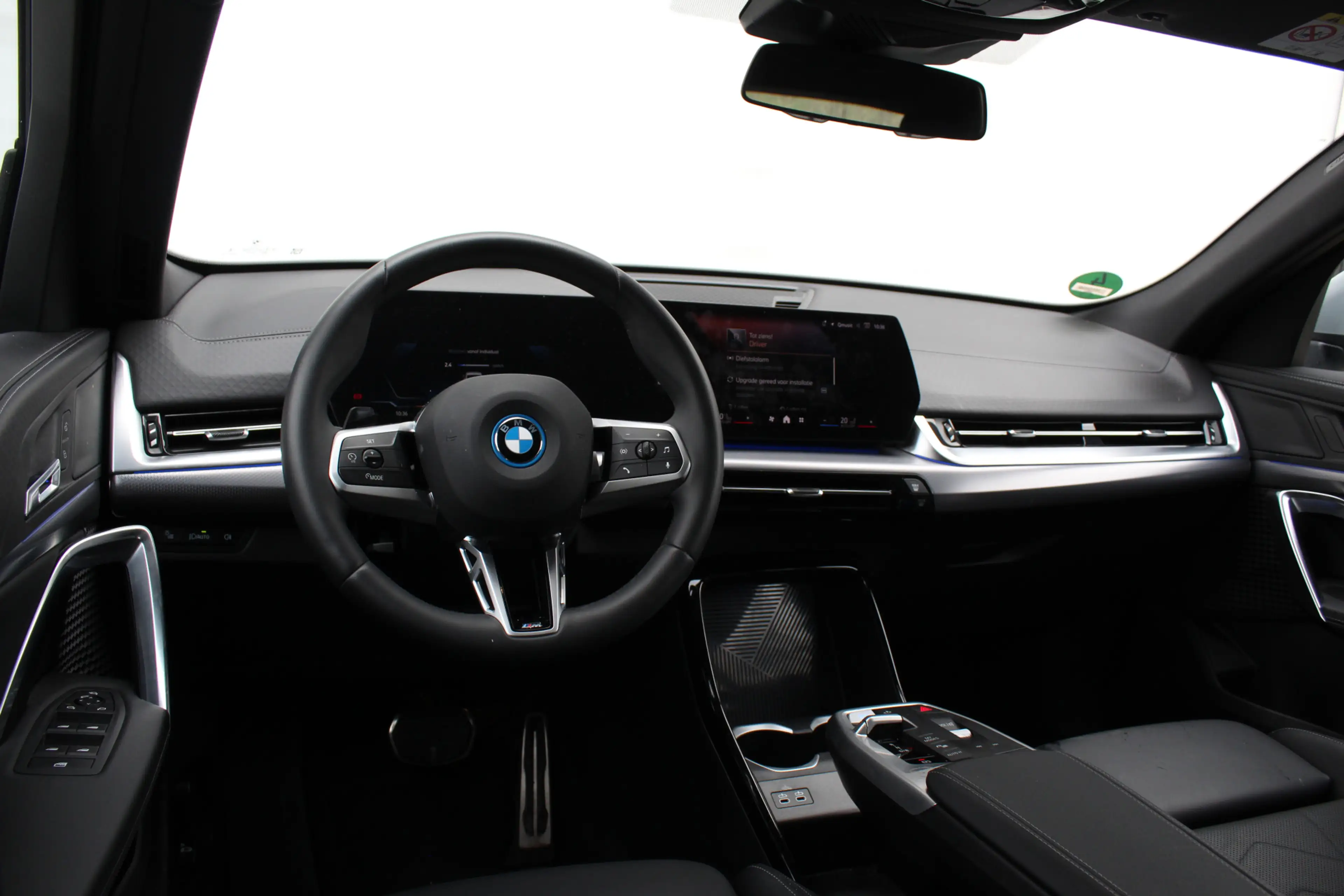 BMW iX2 eDrive20 M Sport / Sportstoelen / Achteruitrijcame — photo 12