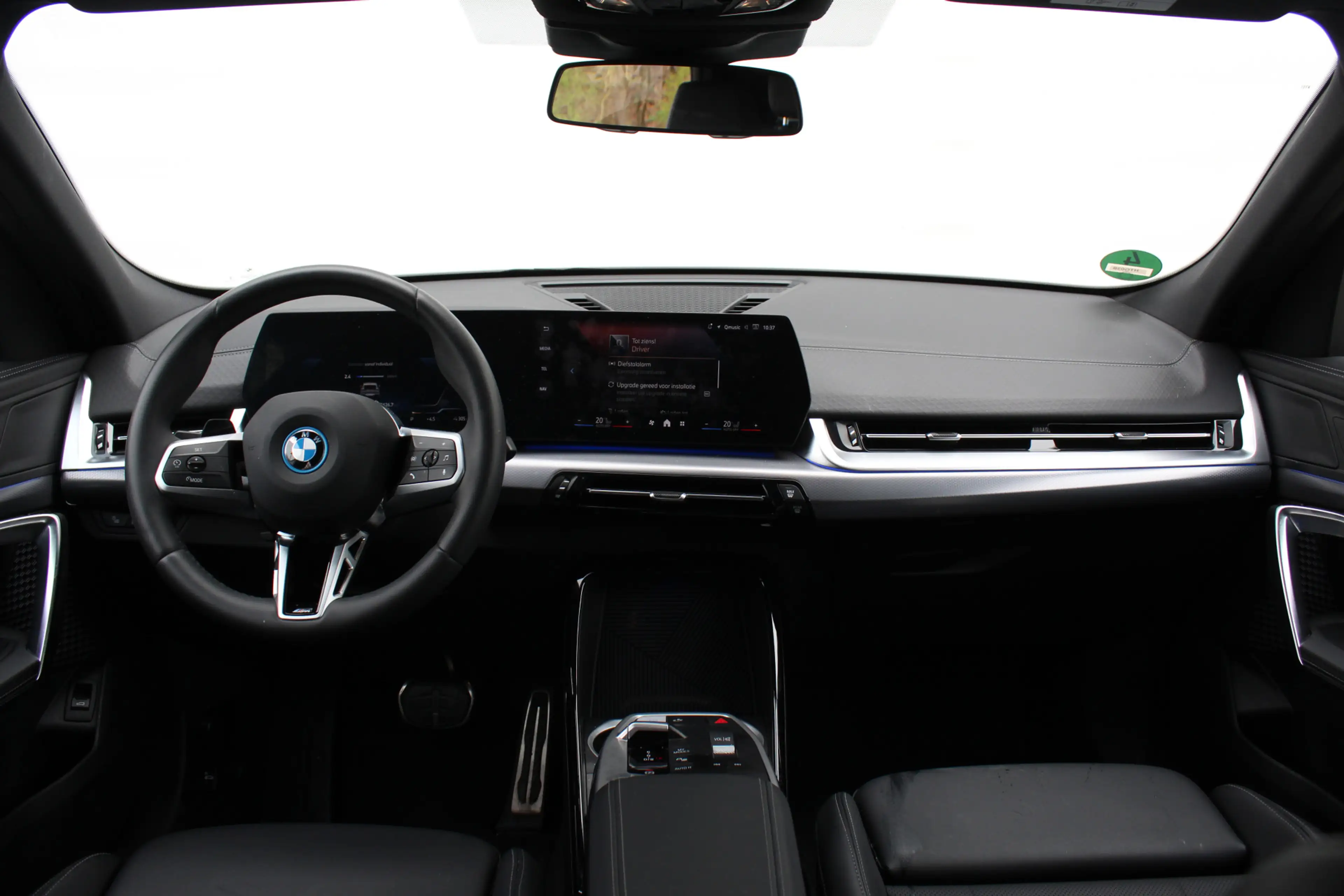 BMW iX2 eDrive20 M Sport / Sportstoelen / Achteruitrijcame — photo 13