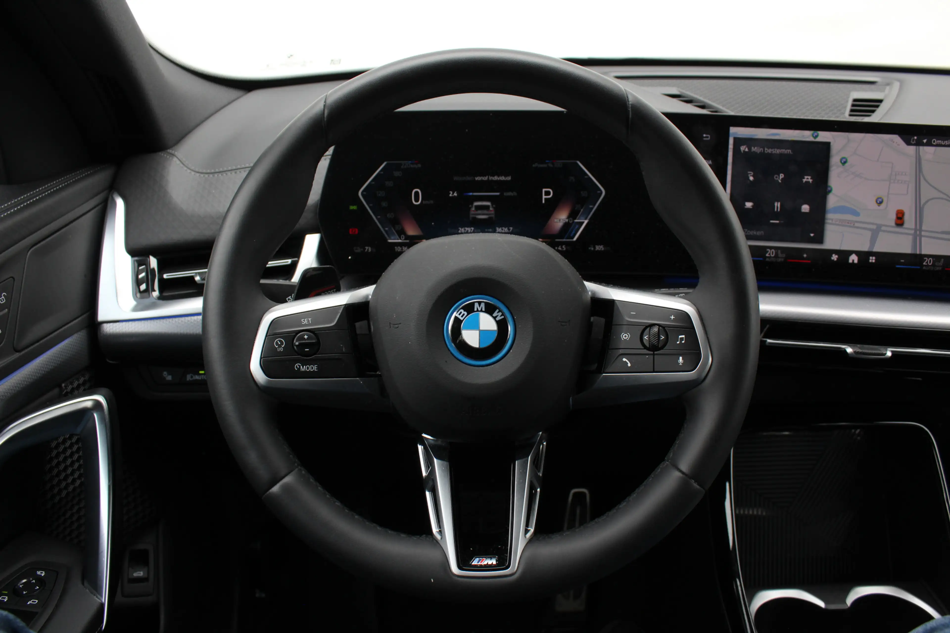BMW iX2 eDrive20 M Sport / Sportstoelen / Achteruitrijcame — photo 4