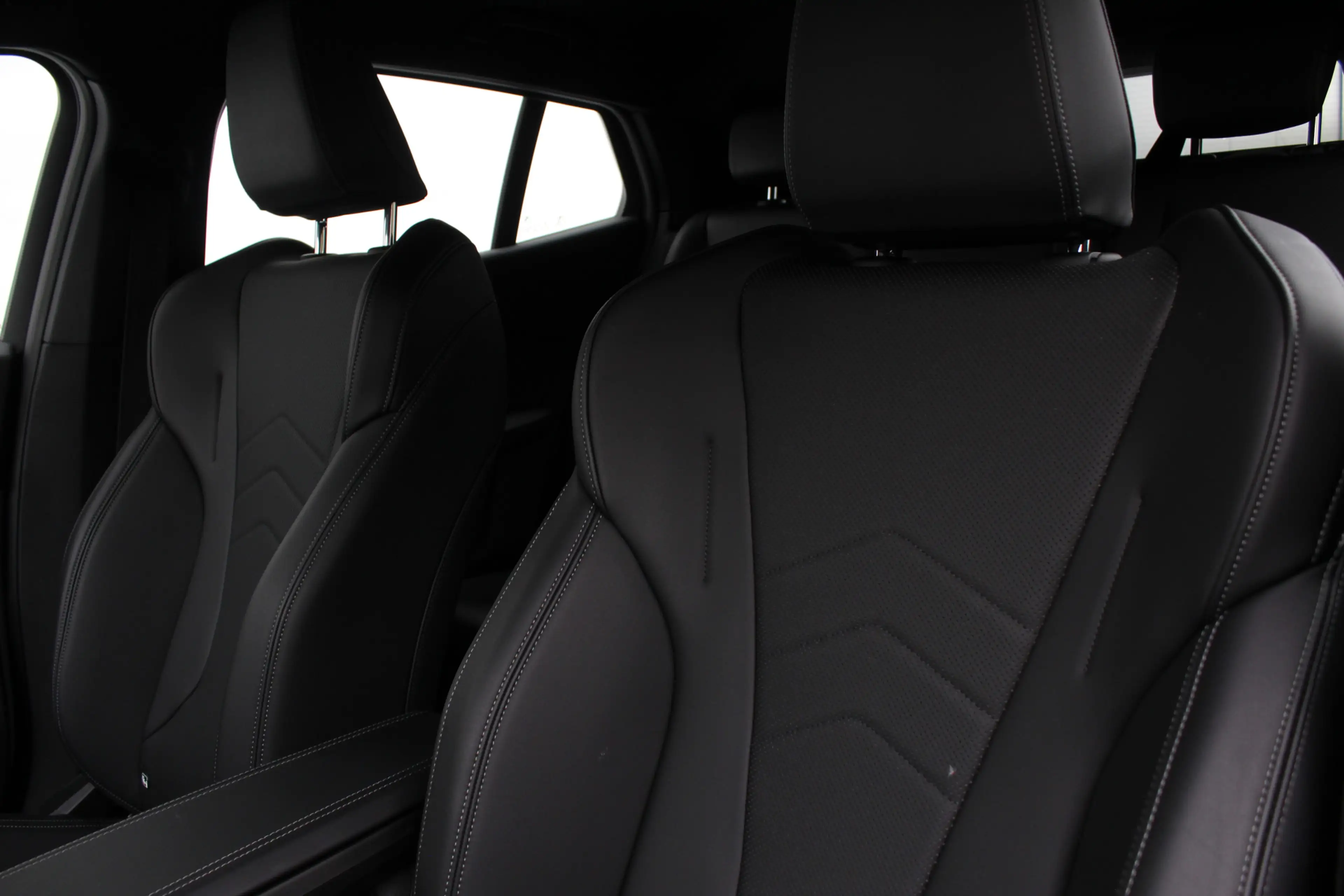 BMW iX2 eDrive20 M Sport / Sportstoelen / Achteruitrijcame — photo 9