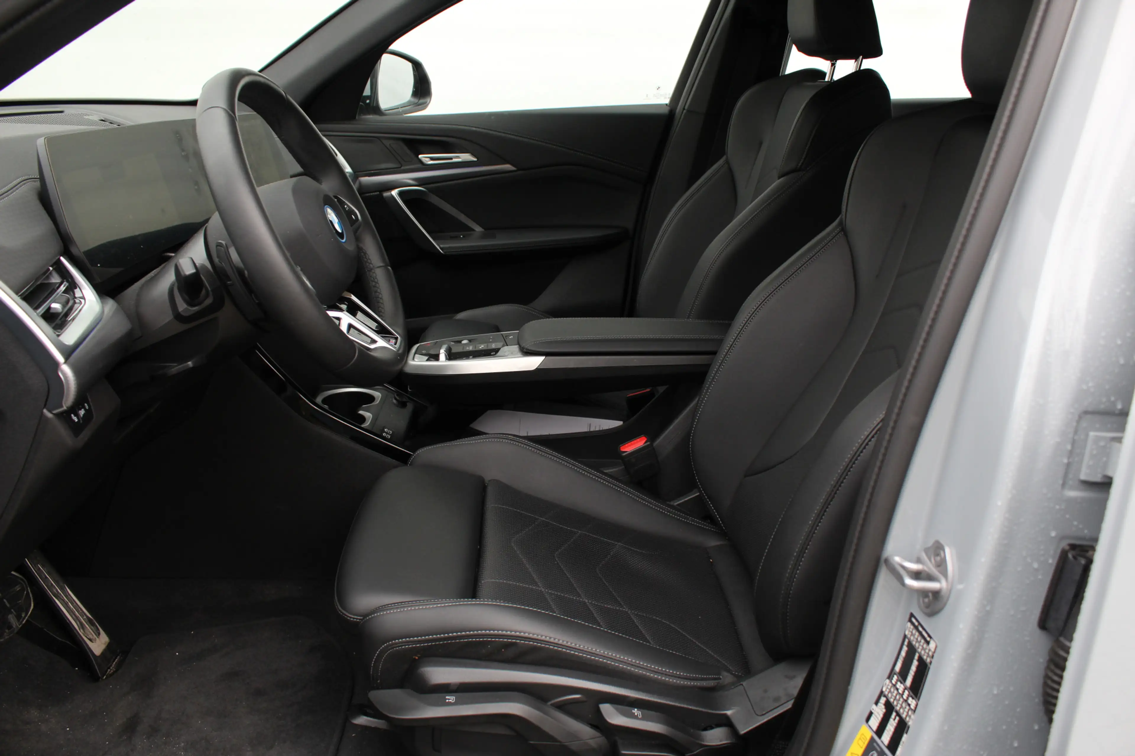 BMW iX2 eDrive20 M Sport / Sportstoelen / Achteruitrijcame — photo 7