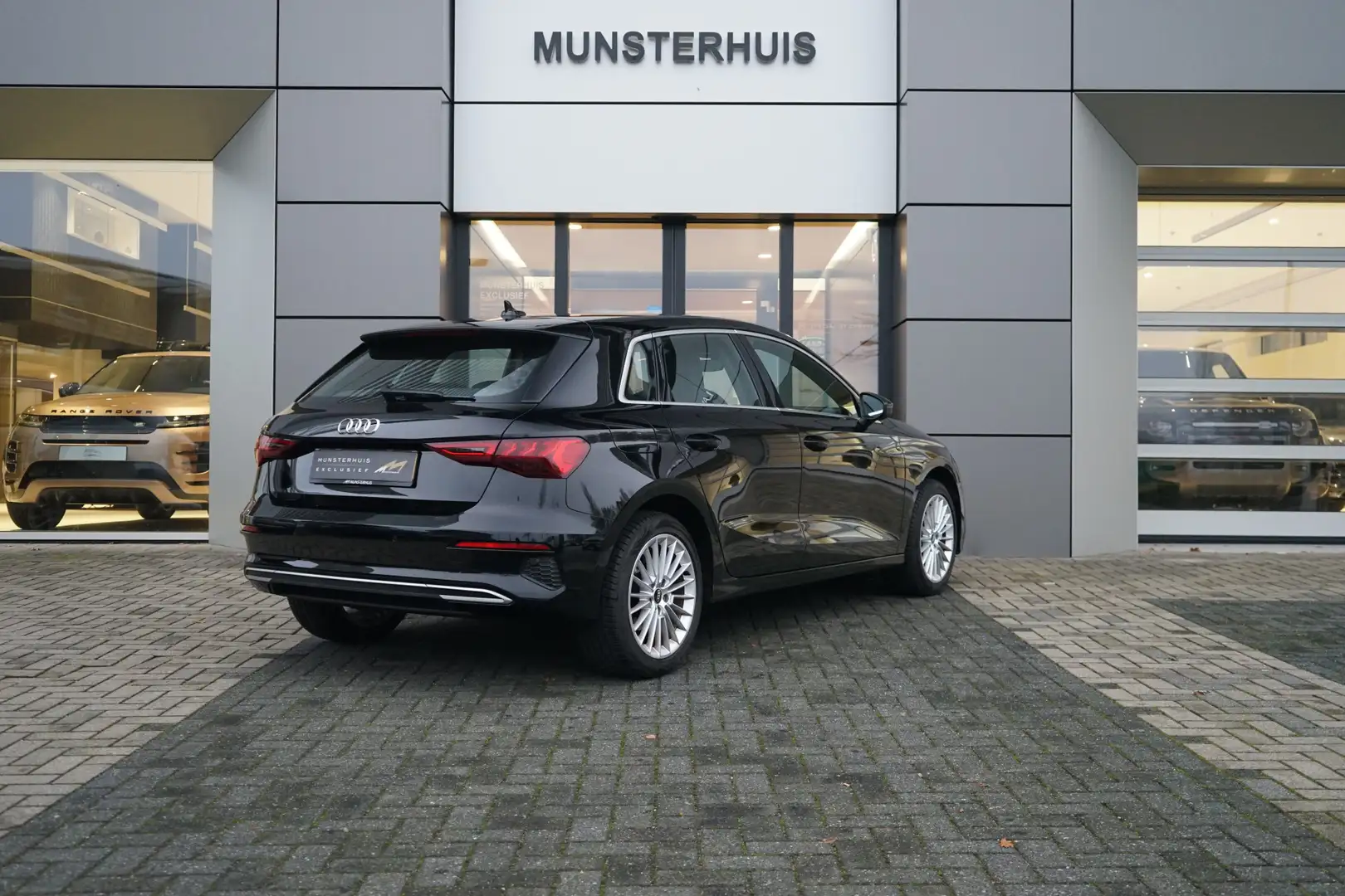 Audi A3 Sportback 30 TFSI Business edition | Adaptieve cru Zwart - 2