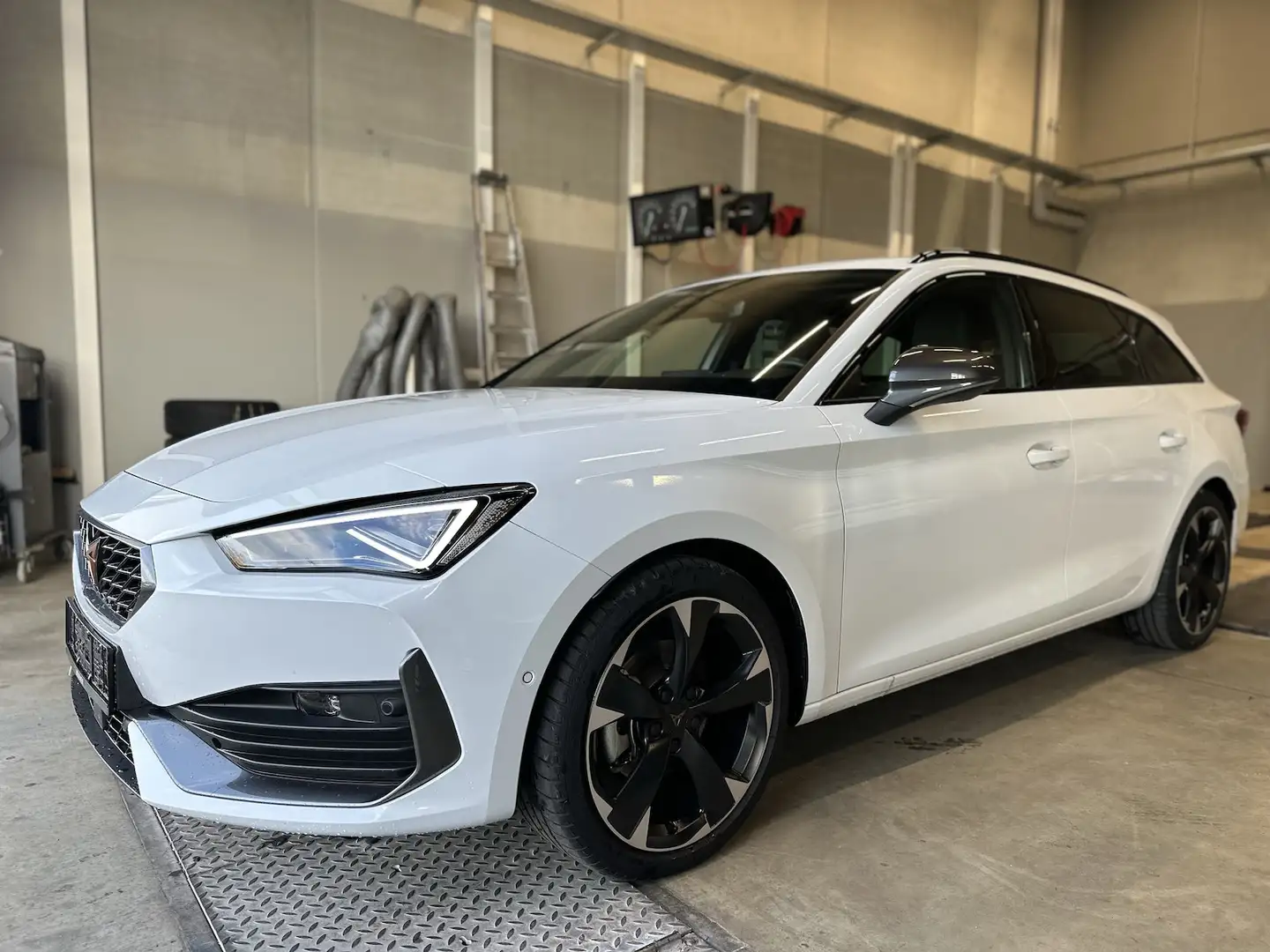 CUPRA Leon ST 1,5eTSI DSG Matrix AHK elekt.Heckkl. Weiß - 1