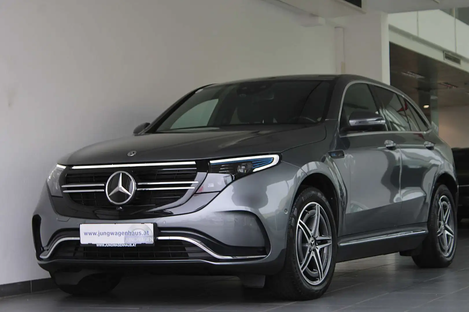 Mercedes-Benz EQC 400 4MATIC 80kWh AMG Line Aut. AHK NP 88.538.- Gris - 2