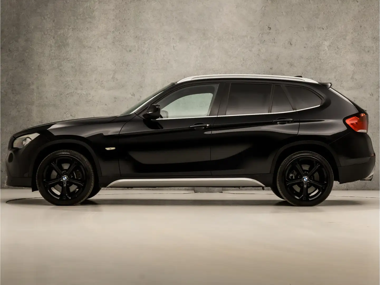 BMW X1 xDrive28i Executive Sport 259Pk Automaat (YOUNGTIM Zwart - 2