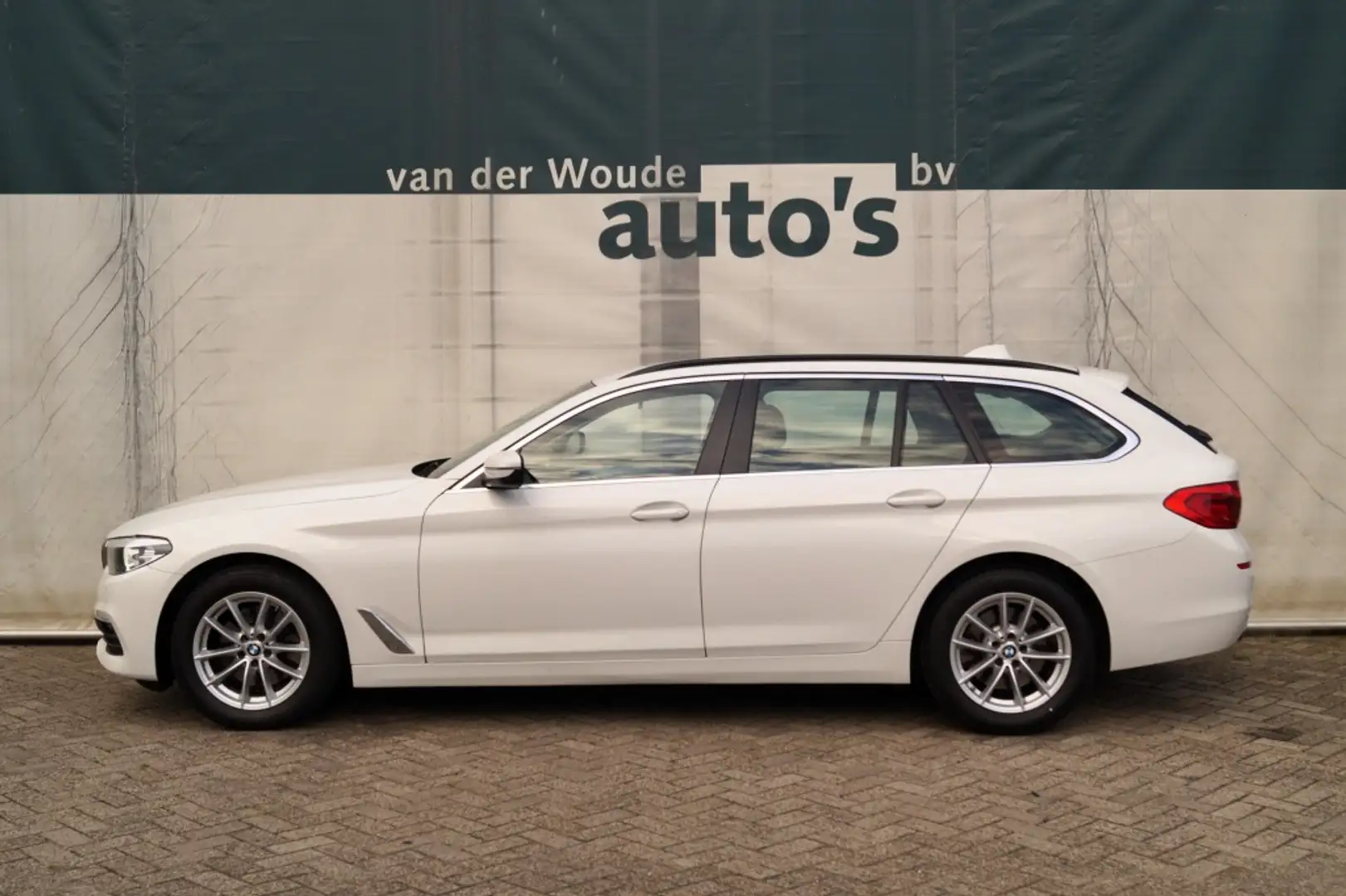 BMW 520 5-serie Touring 520i 184pk Automaat Executive Edit Wit - 1