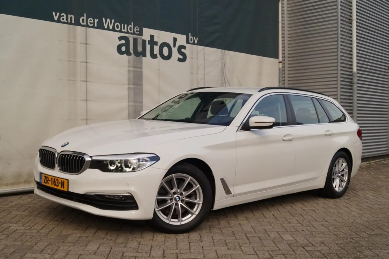 BMW 520 5-serie Touring 520i 184pk Automaat Executive Edit Wit - 2