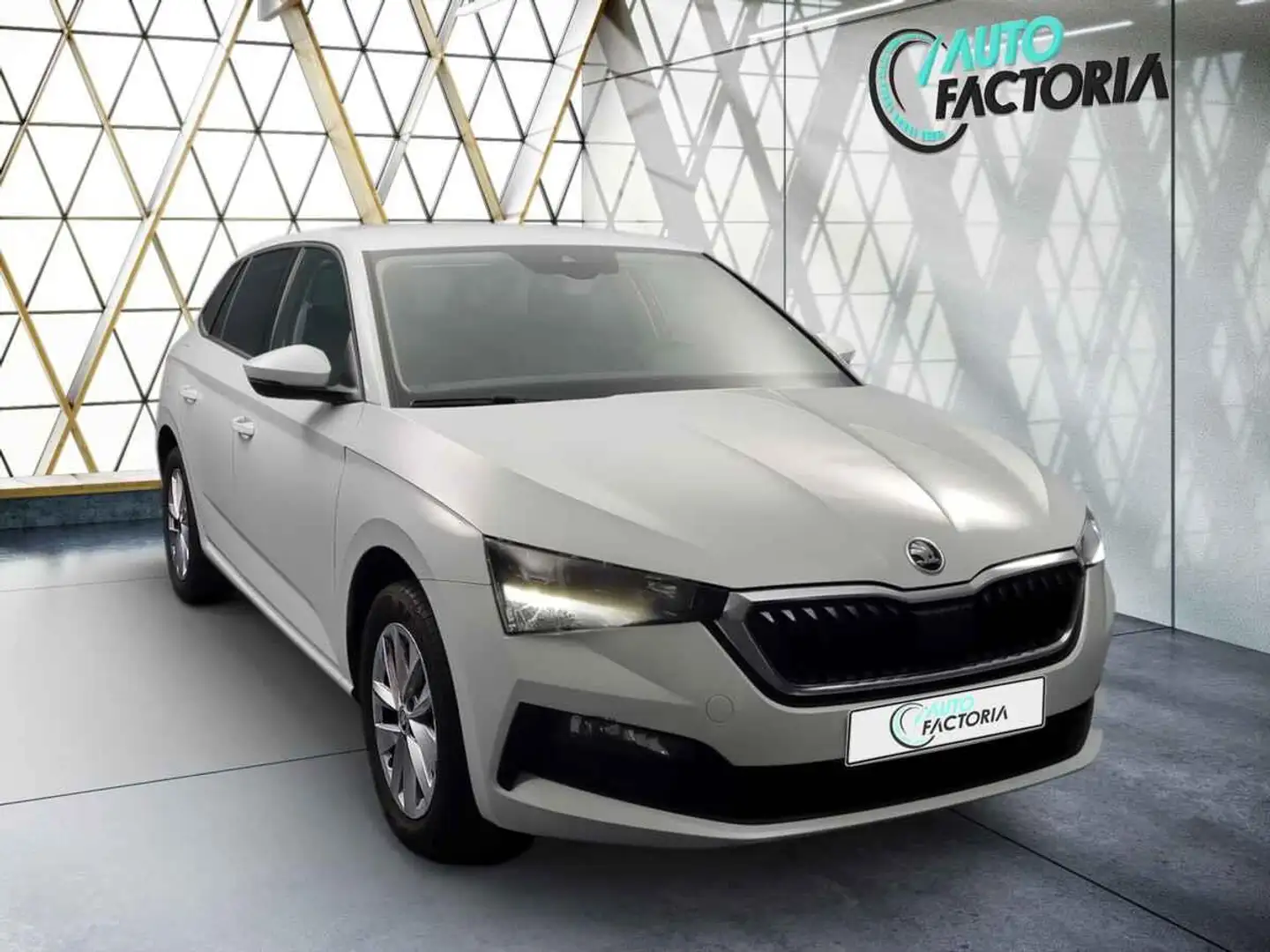 Skoda Scala -37% 1.0 TSI BVA 110cv +MIRRORLINK+CAM+Options Beige - 2