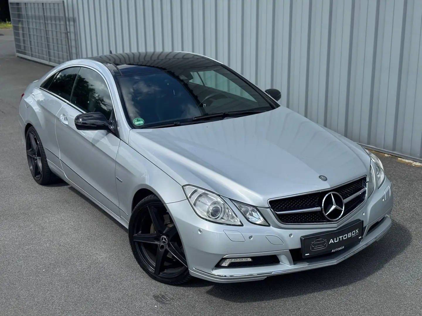 Mercedes-Benz E 350 *AMG LINE*PANO*AUT*NAVI*19 ZOLL* Srebrny - 1