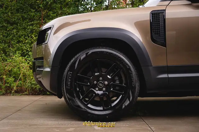 Land Rover Defender view 10