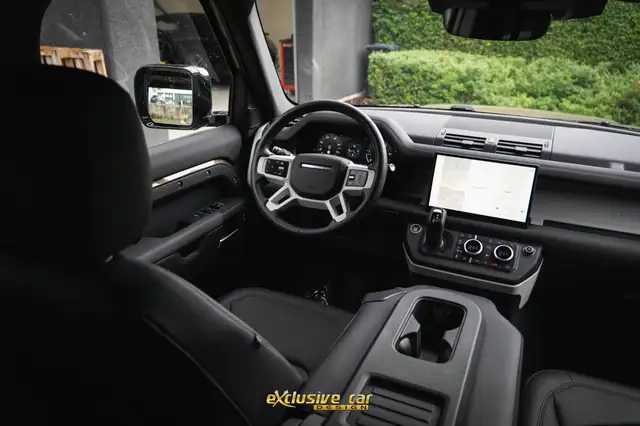 Land Rover Defender view 23