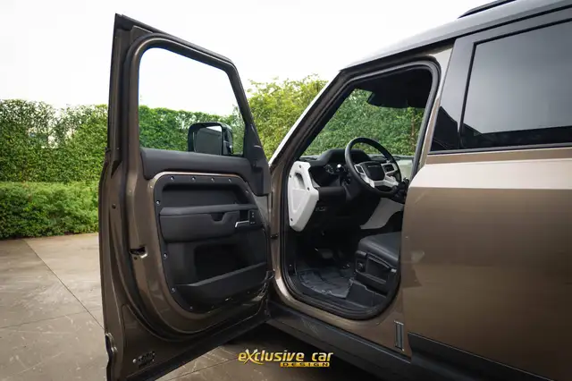 Land Rover Defender view 13