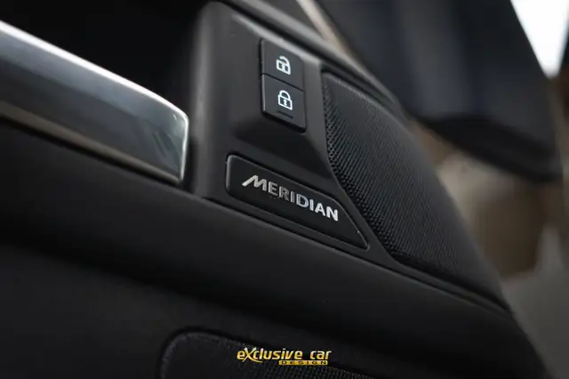 Land Rover Defender view 14