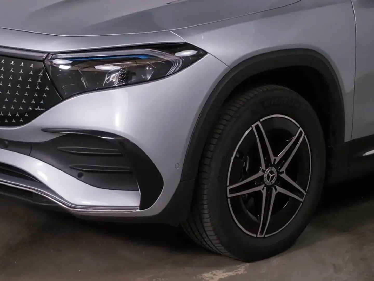Mercedes-Benz EQB 300 4M AMG-ADVA PANOR AHK DISTR WINTER WDGS Silber - 2
