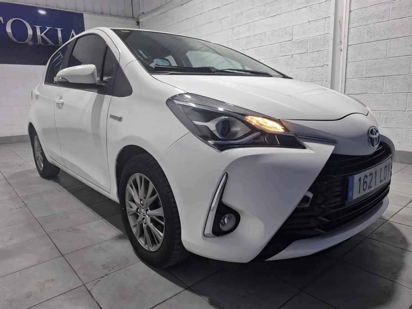 Toyota Yaris 1.5 100H Active Weiß - 2