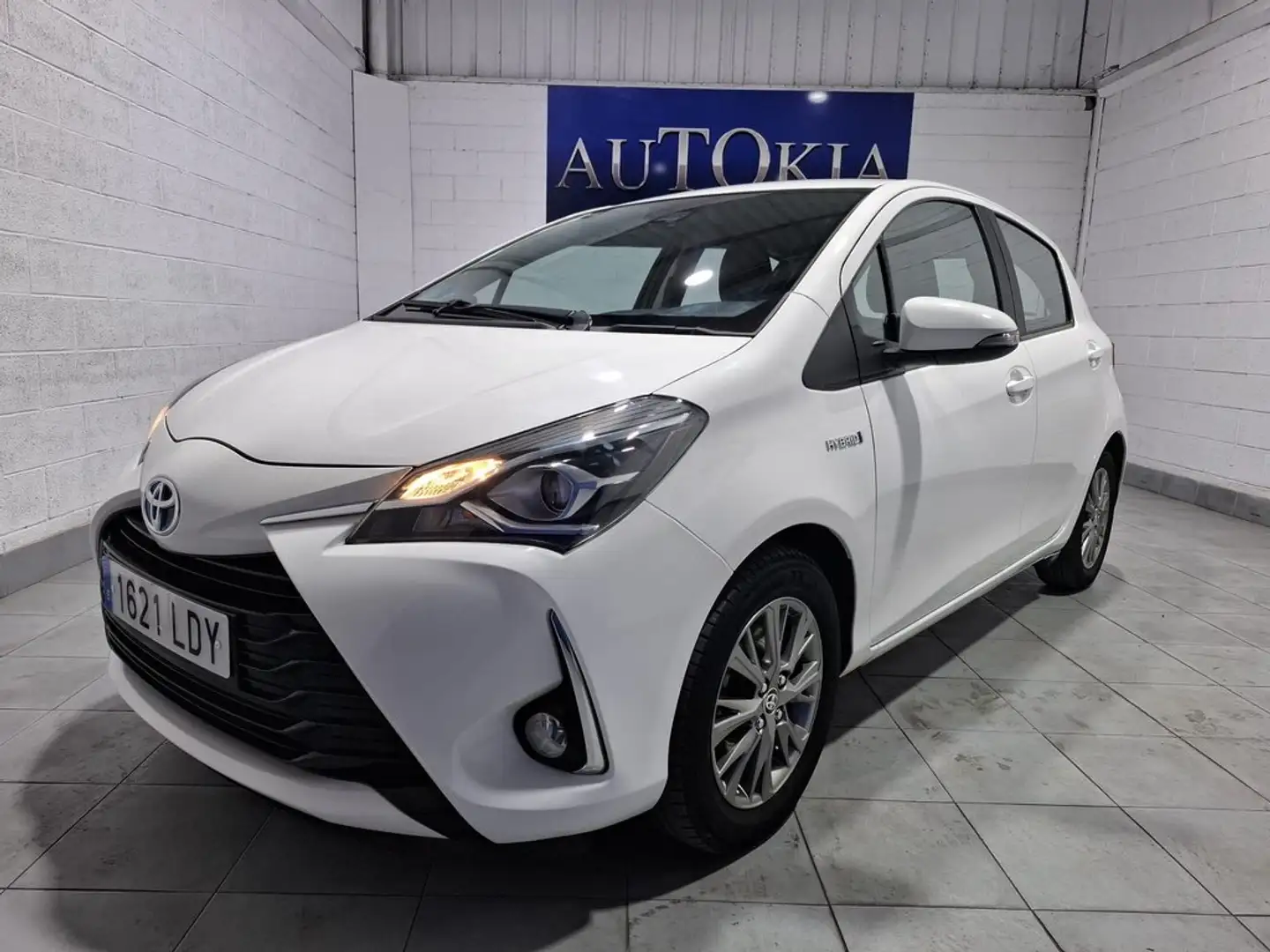 Toyota Yaris 1.5 100H Active Weiß - 1