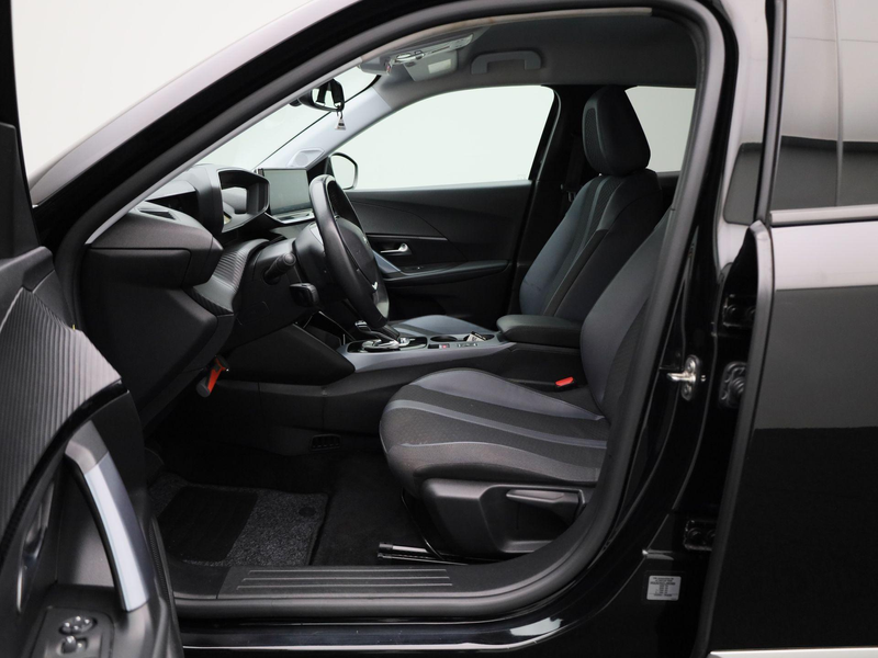 Peugeot e-2008 EV Allure 50 kWh — photo 11