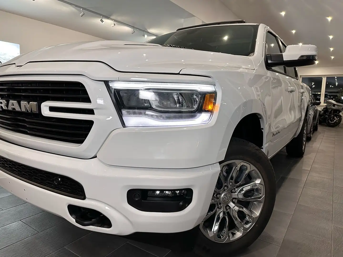 Dodge RAM 5,7-V8|LARAMIE Sport|Luftfed|AHK|20"|LPG Gas Weiß - 2