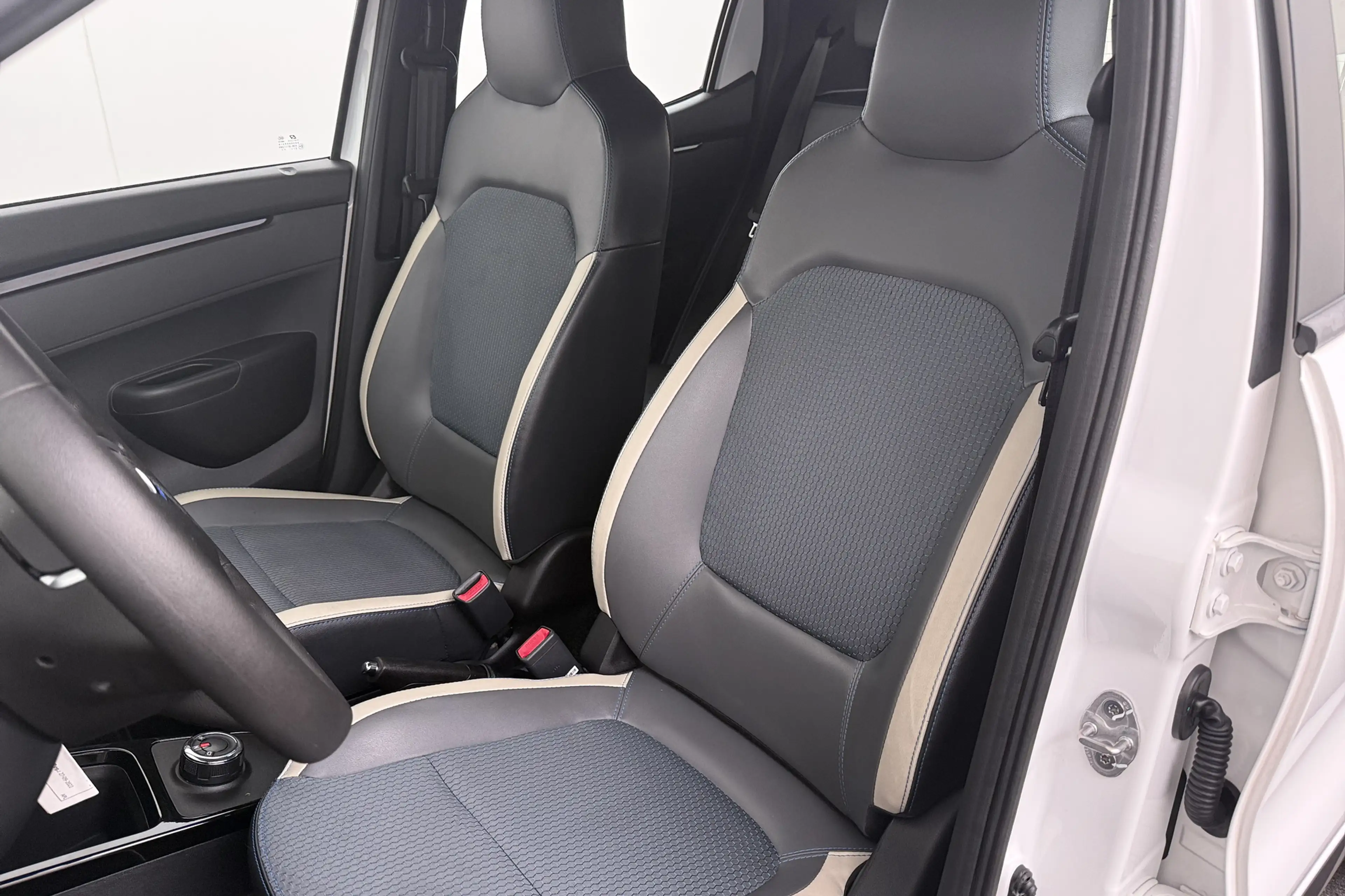 Dacia Spring Comfort 27 kWh (93%SOH) Half-Leder DAB LED 14'LMV — photo 10