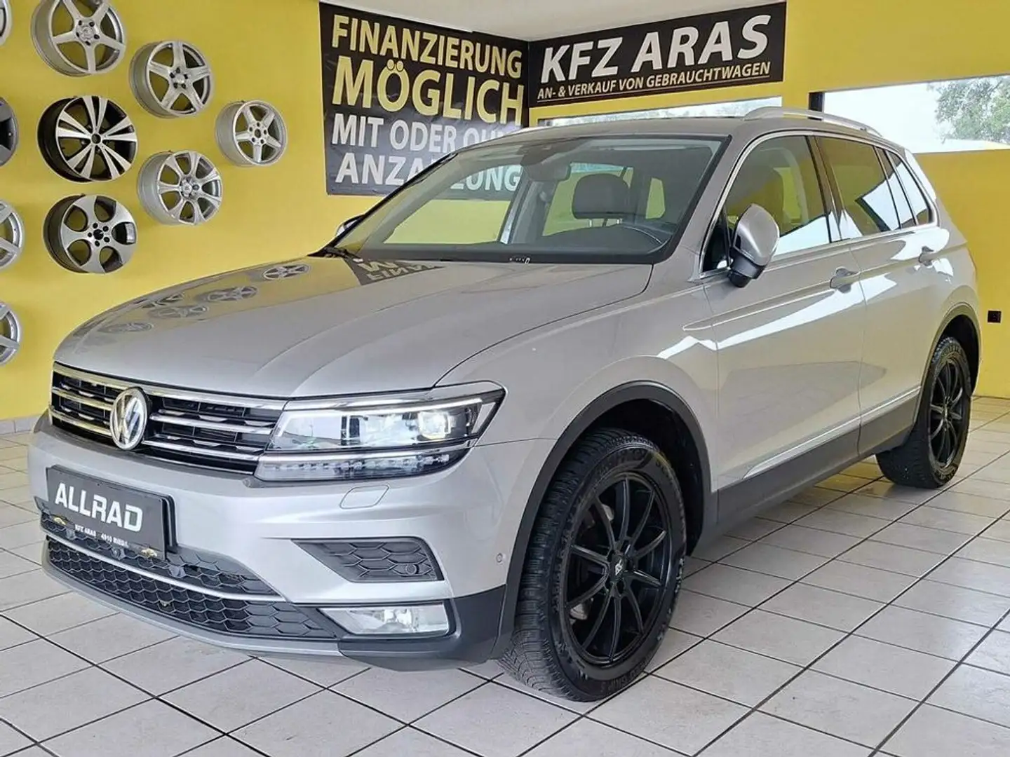 Volkswagen Tiguan Highline 4X4, PDC, RFK, LED, AHK, SITZHEIZ. Plateado - 1