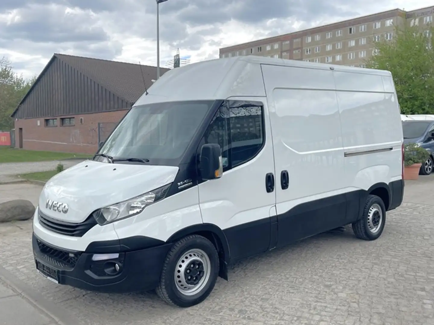 Iveco Daily 35S12 Hi-Matic L1H2 *KLIMA*WEBASTO*AHK Blanc - 2