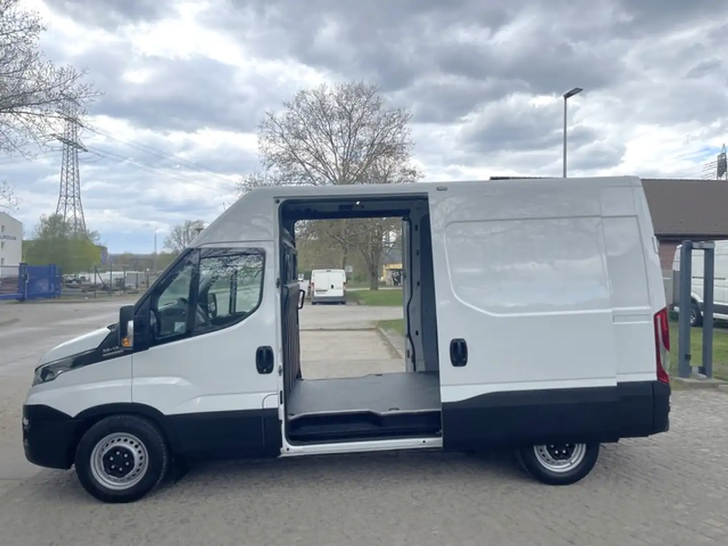 Iveco Daily 35S12 Hi-Matic L1H2 *KLIMA*WEBASTO*AHK Bílá - 1