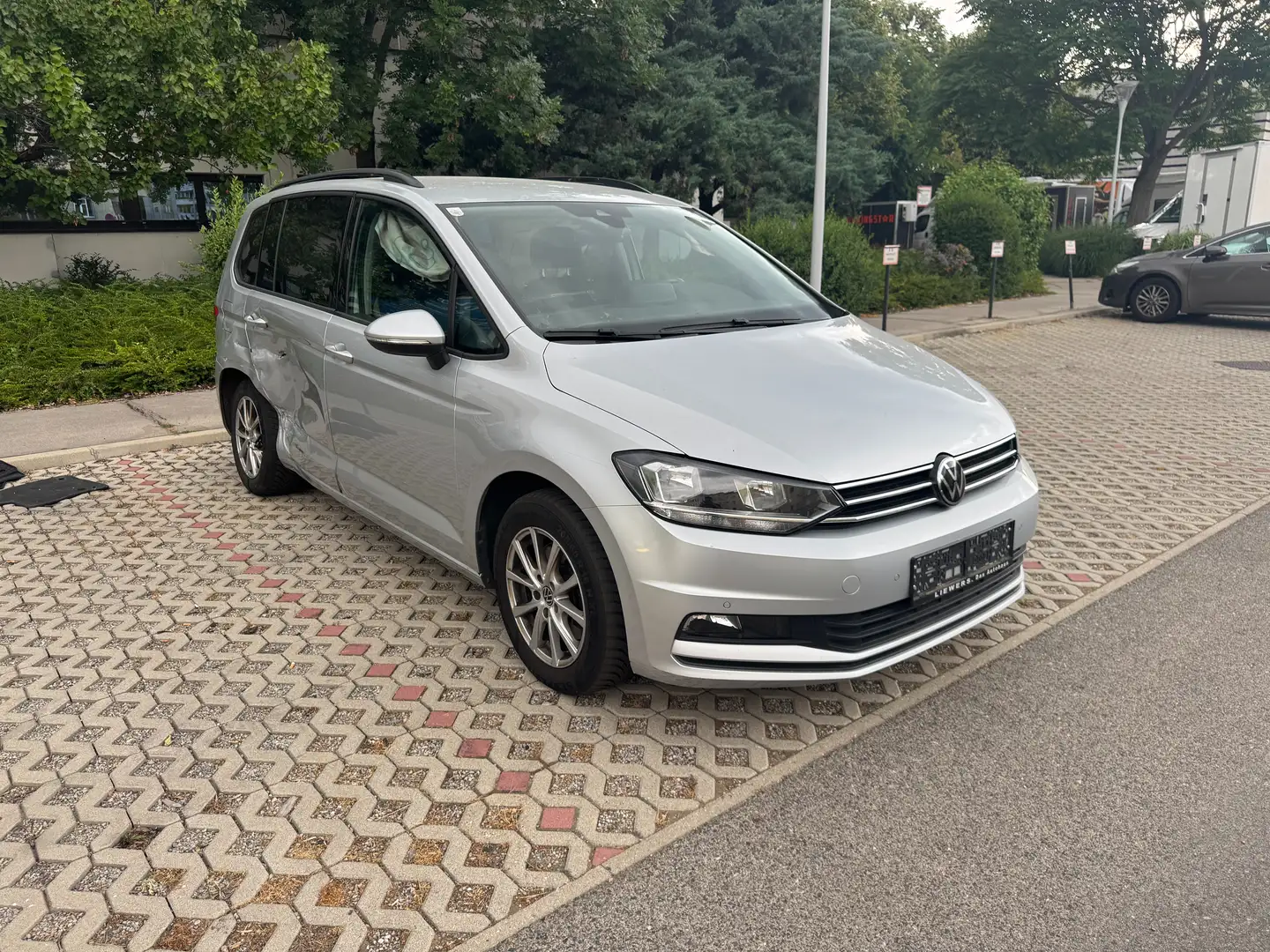 Volkswagen Touran 2,0 TDI DSG Life | NETTO: € 13.325,-- Silber - 2