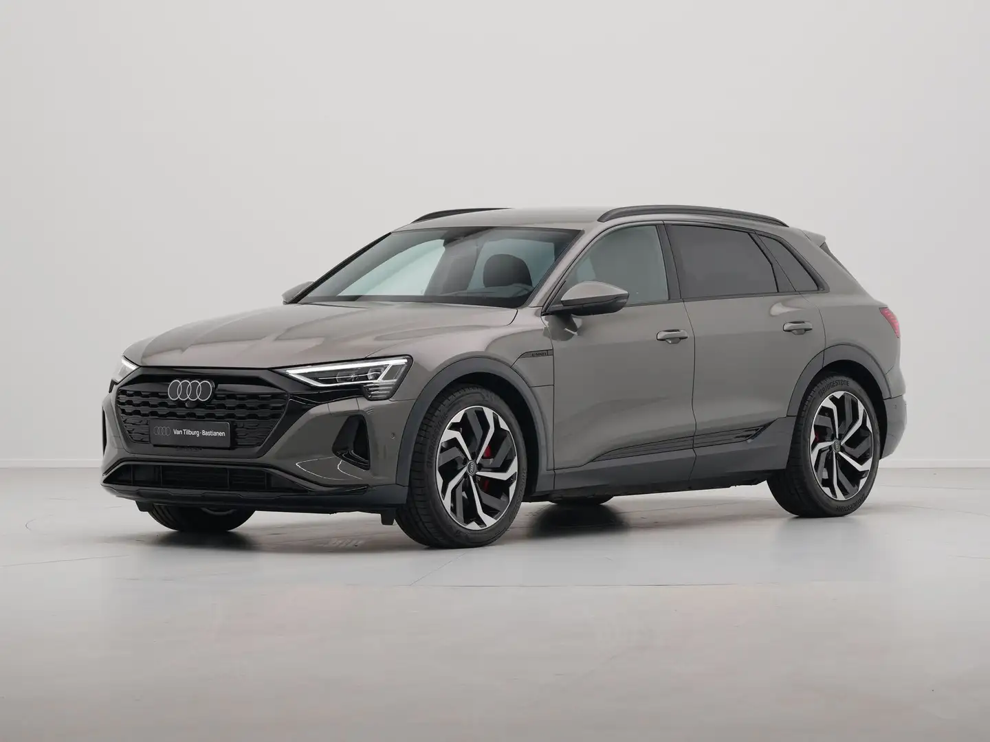 Audi Q8 e-tron 55 quattro Advanced Edition 115 kWh S Line Trekhaa Grijs - 2