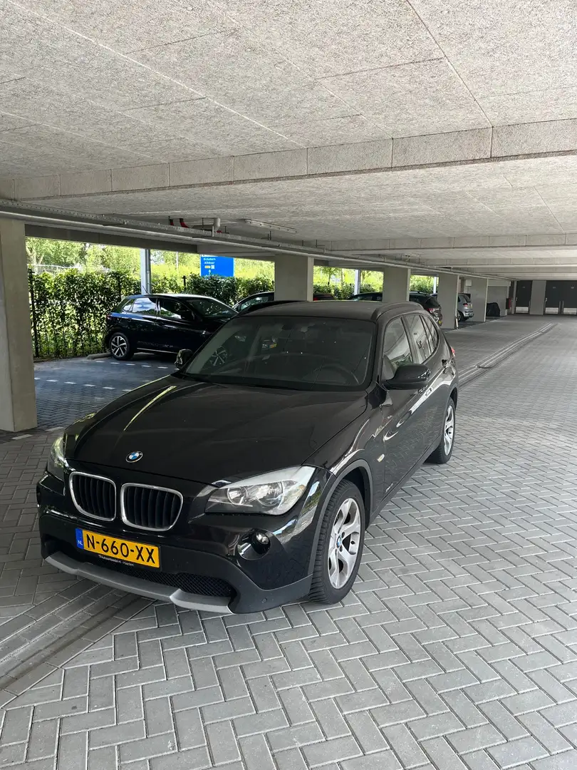 BMW X1 sDrive18i Automaat Zwart - 1