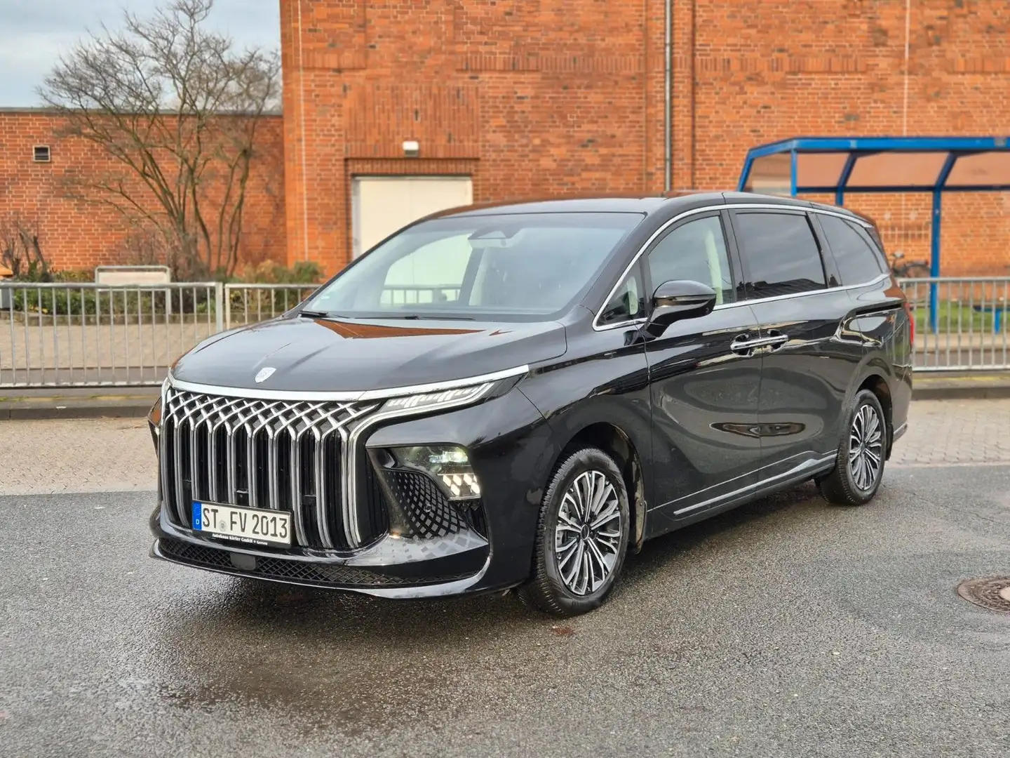 DFSK Forthing 9 HEV Luxus-Van, Massage, 7-Sitzer Noir - 1