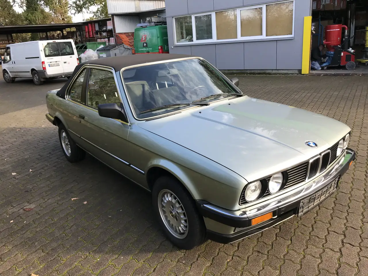 BMW 320 i Bauer Cabrio, foto 2