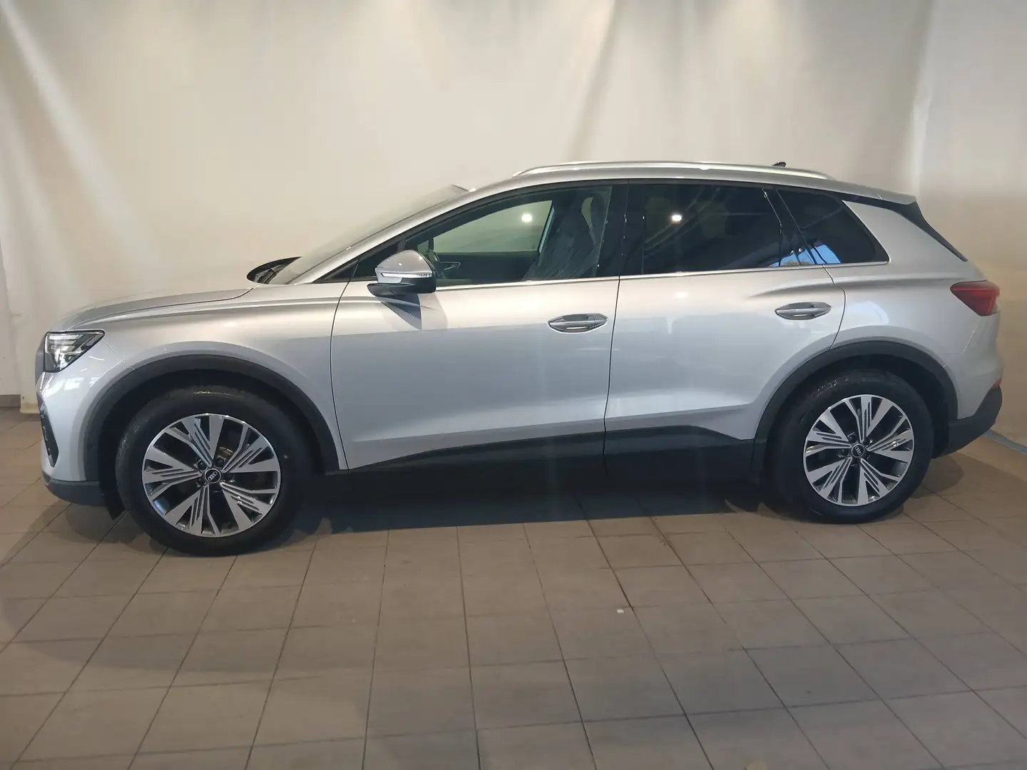 Audi Q4 e-tron 40 e-tron Grau - 2