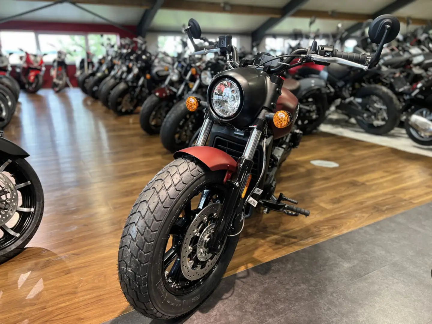 Indian Scout Bobber 1200cc  Ruby Smoke Rouge - 2