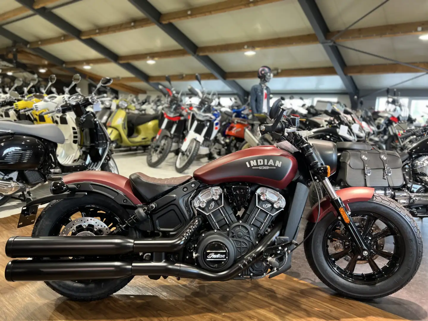 Indian Scout Bobber 1200cc  Ruby Smoke Rood - 1