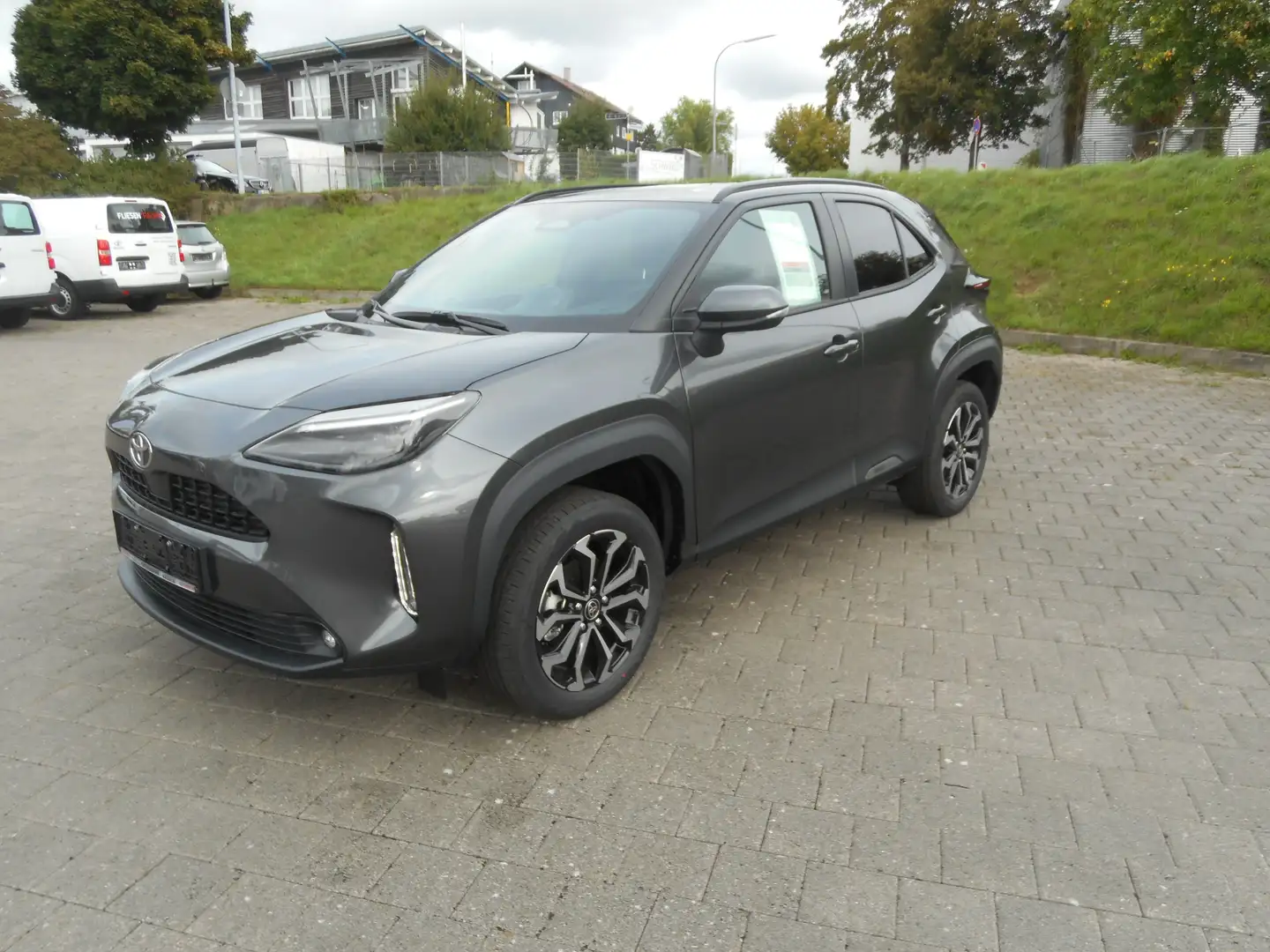 Toyota Yaris Cross Hybrid Teamplayer Zins 1,99% Winter-Paket Klima SH Grijs - 1