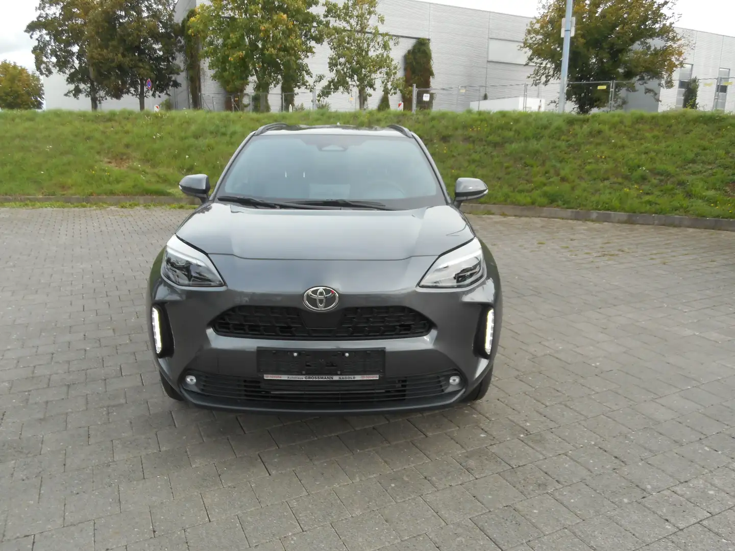 Toyota Yaris Cross Hybrid Teamplayer Zins 1,99% Winter-Paket Klima SH Grijs - 2