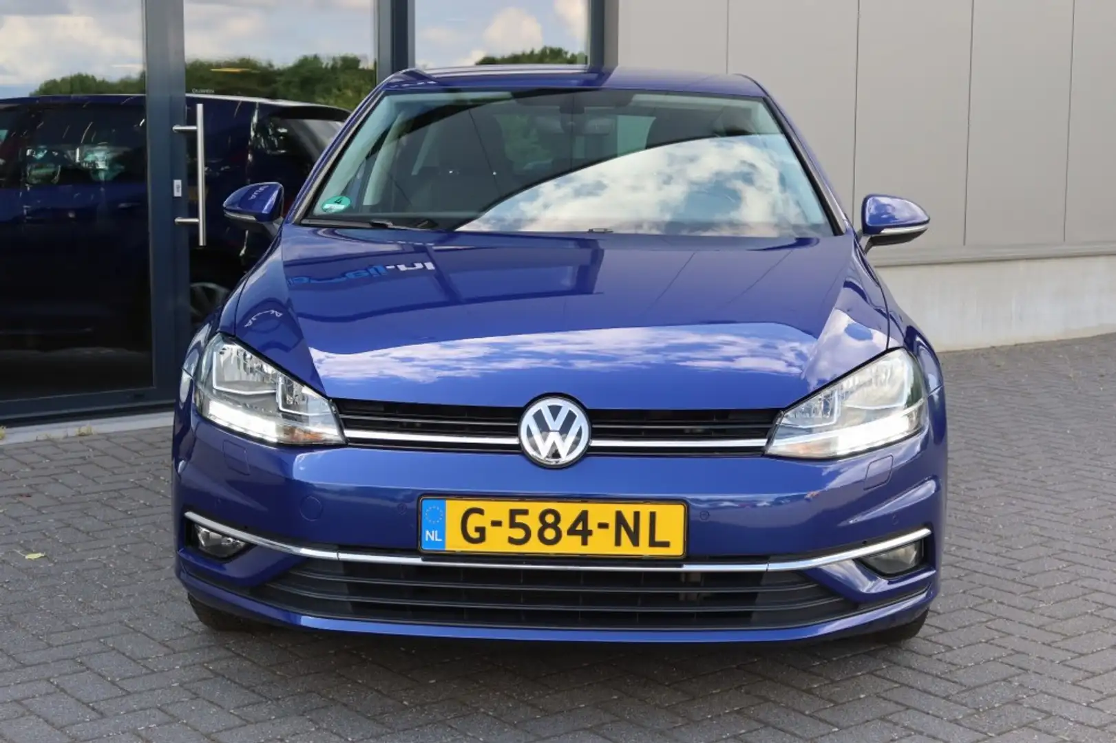 Volkswagen Golf 1.0 TSI HighLine Clima, NAVI, Stoelverwarming, PDC Blauw - 2