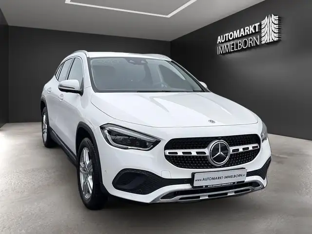 Mercedes-Benz 250 view 2